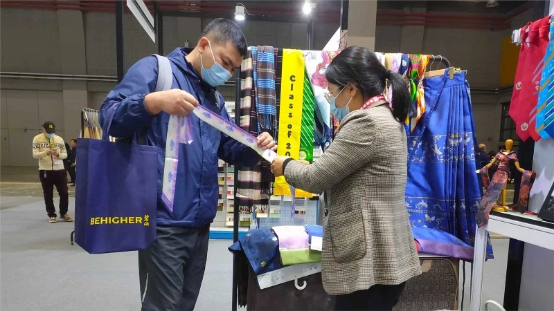 Yili-Necktie--Garment-participated-in-CHIC2023-Spring-Shanghai-Fashion-Fair-2 Yili-Necktie--Garment-participated-in-CHIC2023-Spring-Shanghai-Fashion-Fair-2